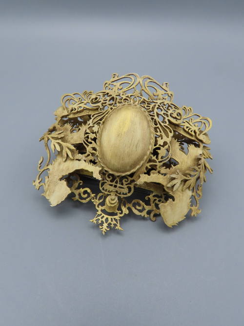 Kuchitehazimari (Beginning at When it is Rotten) Brooch