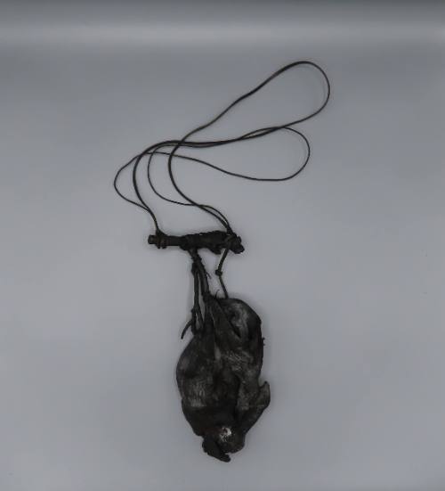 El Beso (object/necklace)