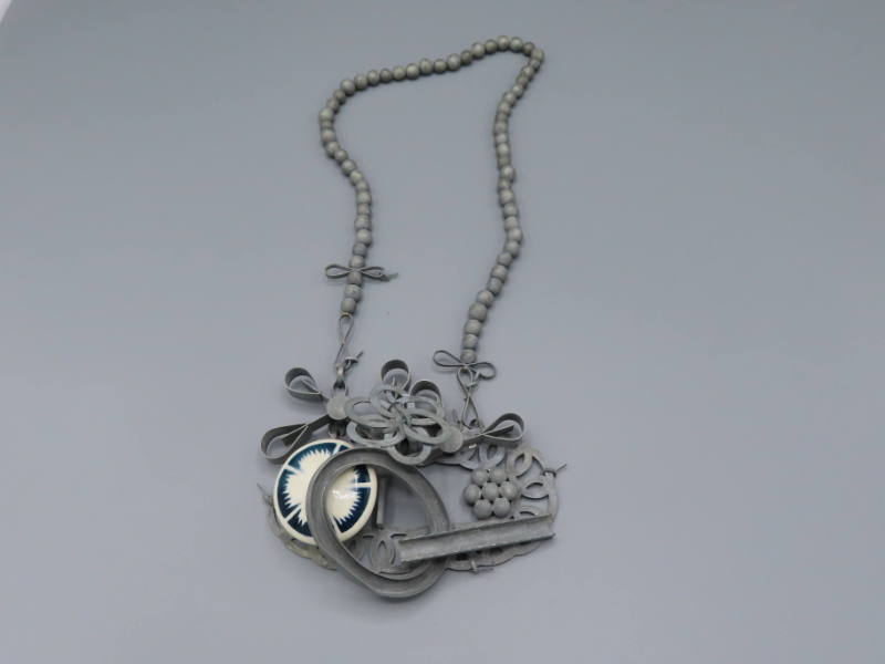 Souvenir d’un Couvercle (necklace)